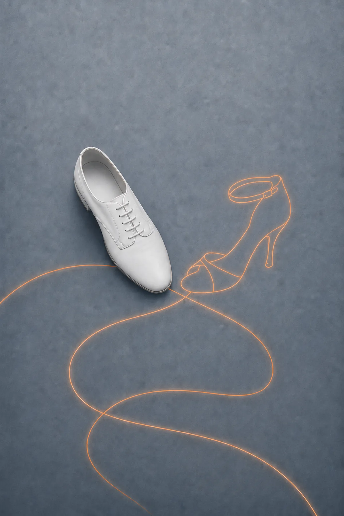 Un zapato blanco de baile se orienta hacia el contorno coral vacío de un zapato femenino con tacón, unido a una larga trayectoria de vueltas.