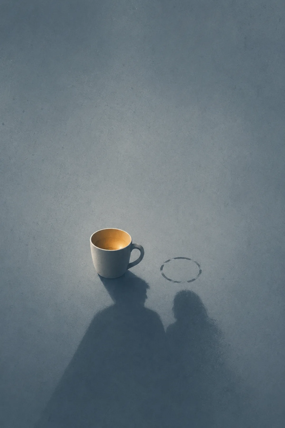 Una taza solitaria junto a la marca circular dejada por otra; sus sombras forman dos figuras, pero una de ellas se desvanece.